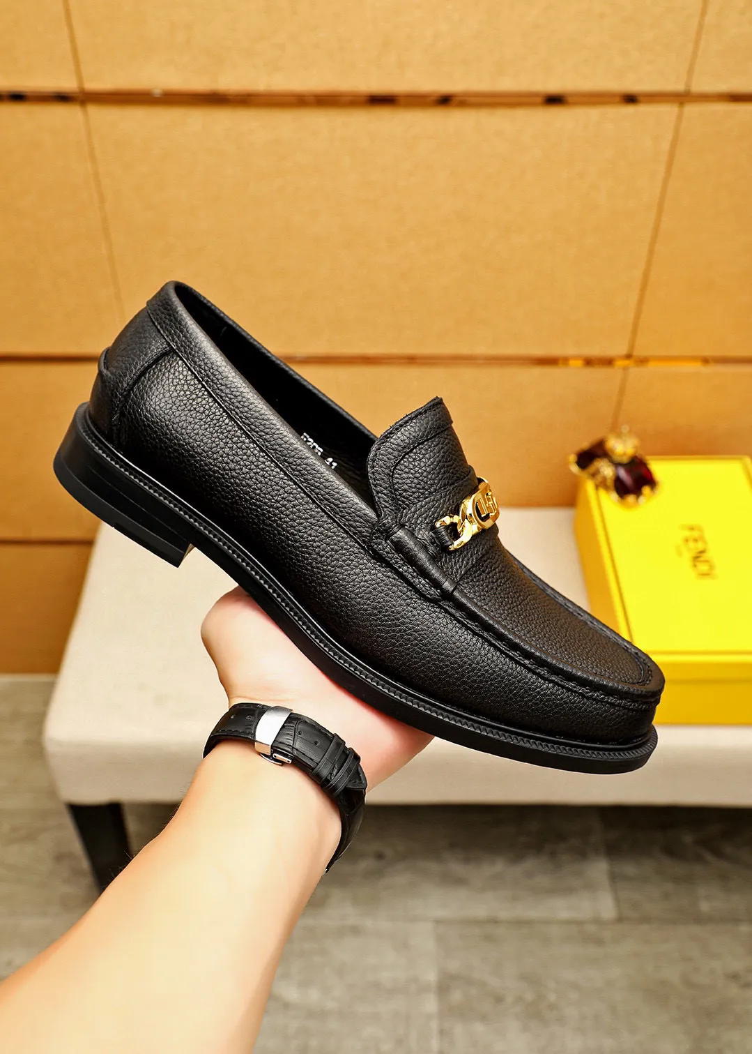 Men's shoes 💰460 💐 Product trademark: FENDI [Fendi] casual leather shoes Regular size: 38-44 (45🉑️customized) Product materials: Selected imported first-layer pebbled cowhide leather upper + luxury hardware buckle, imported cowhide lining. Strong three-dimensional visual effect, rubber outsole Color: 3⃣️colors available